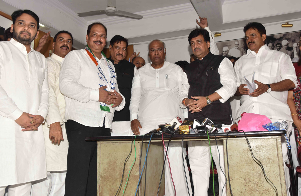 MPCC Leaders Meeting at Tilak Bhavan Book Release of MODI-100 Mistake,War Room & Socail Media Room Inauguration in Presence of AICC Leaders.