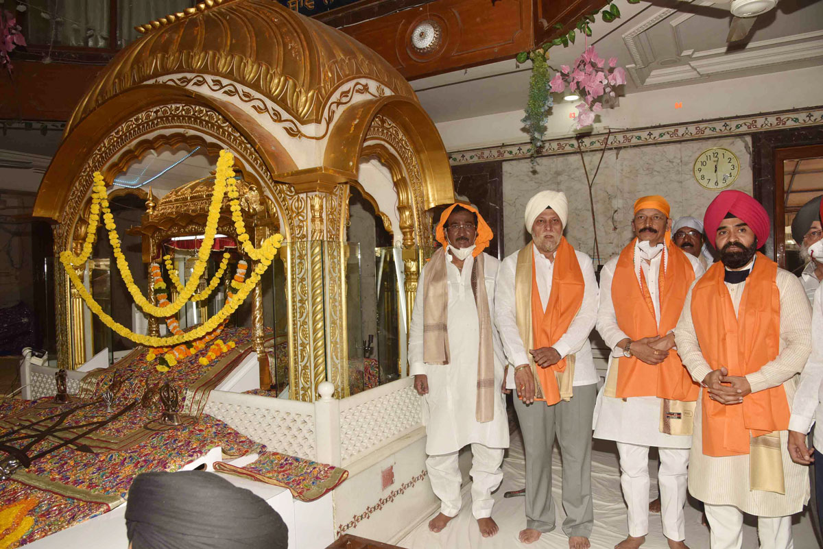 Newly Appointed Mumbai Congress President MLC Bhai Jagtap & Working President Charansingh Sapra offers Floral Tribute to Statues in Mumbai of Great Personalities & aslo Visited Gurudwara,Jain Temples  in Mumbai for Blessing.