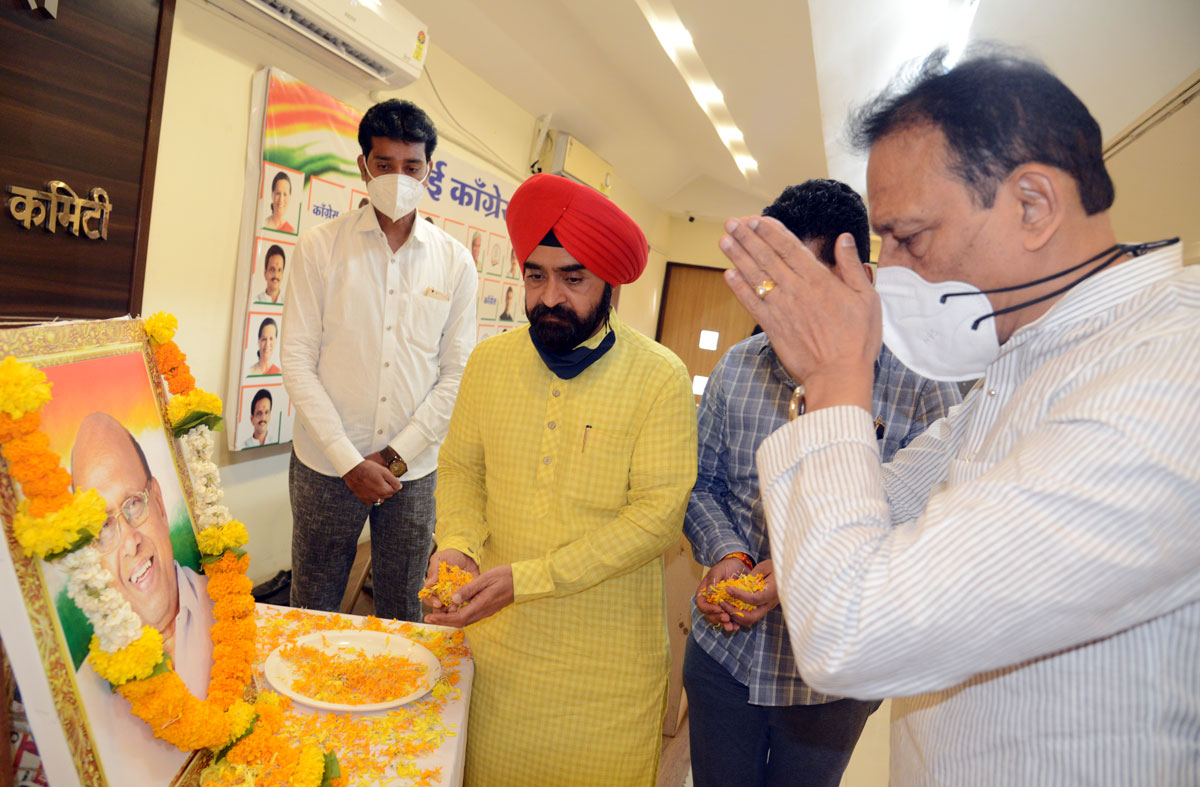 MRCC Leaders Paying Floral Tribute to Former MRCC President & Congress Party Leader Eknathrao Gaikwad at Rajiv Gandhi Bhavan.