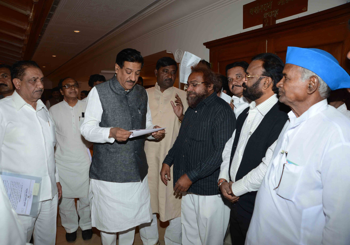 EX.MINISTER & MLA CHANDRKANT HANDORE DELEGATION MEETS CHIEF MINISTER PRITHVIRAJ CHAVAN AT SAHYADRI GUEST HOUSE.