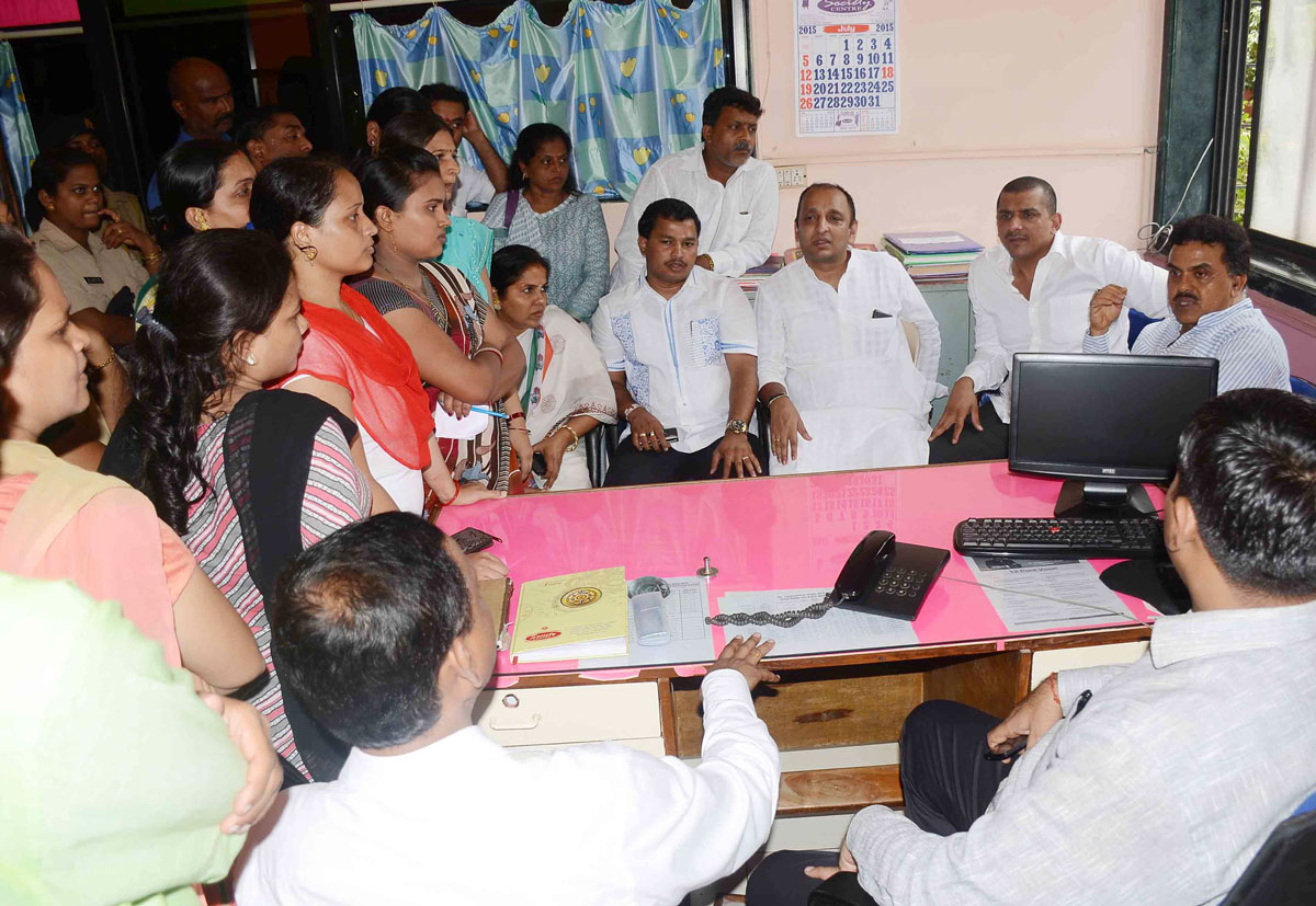 Mumbai Congress President Sanjay Nirupam  Protest with Team at ST.LAWRENCE HIGH SCHOOL Kandivali (E).