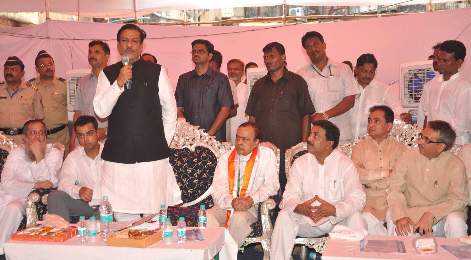 UNION MINISTER MURLI DEORA & CHIEF MINISTER PRITHVIRAJ CHAVAN ON THE AUSPICIOUS OCCASION OF FOUNDATION CEREMONY OF I.T.I. COLLEGE AT DONGRI IN MUMBAI.