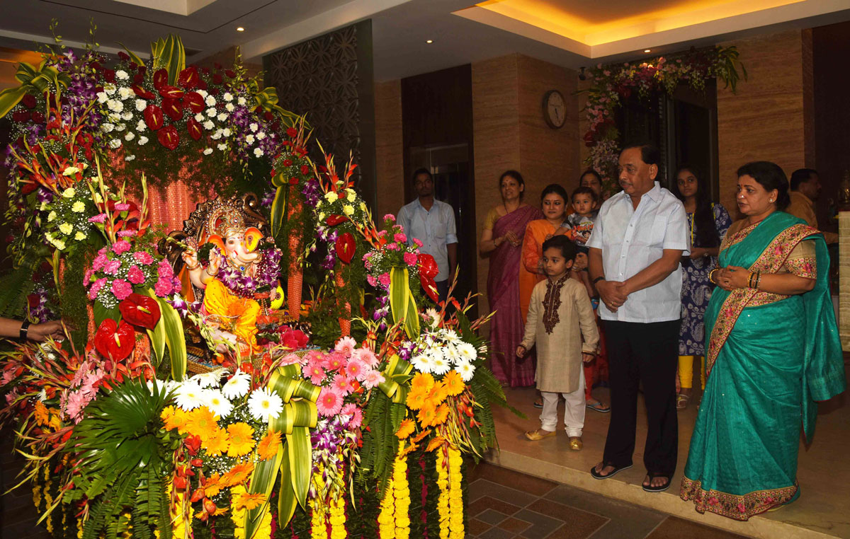 Congress Leader Narayanrao Rane for Ganesh Visarjan at Juhu Chowpatty.