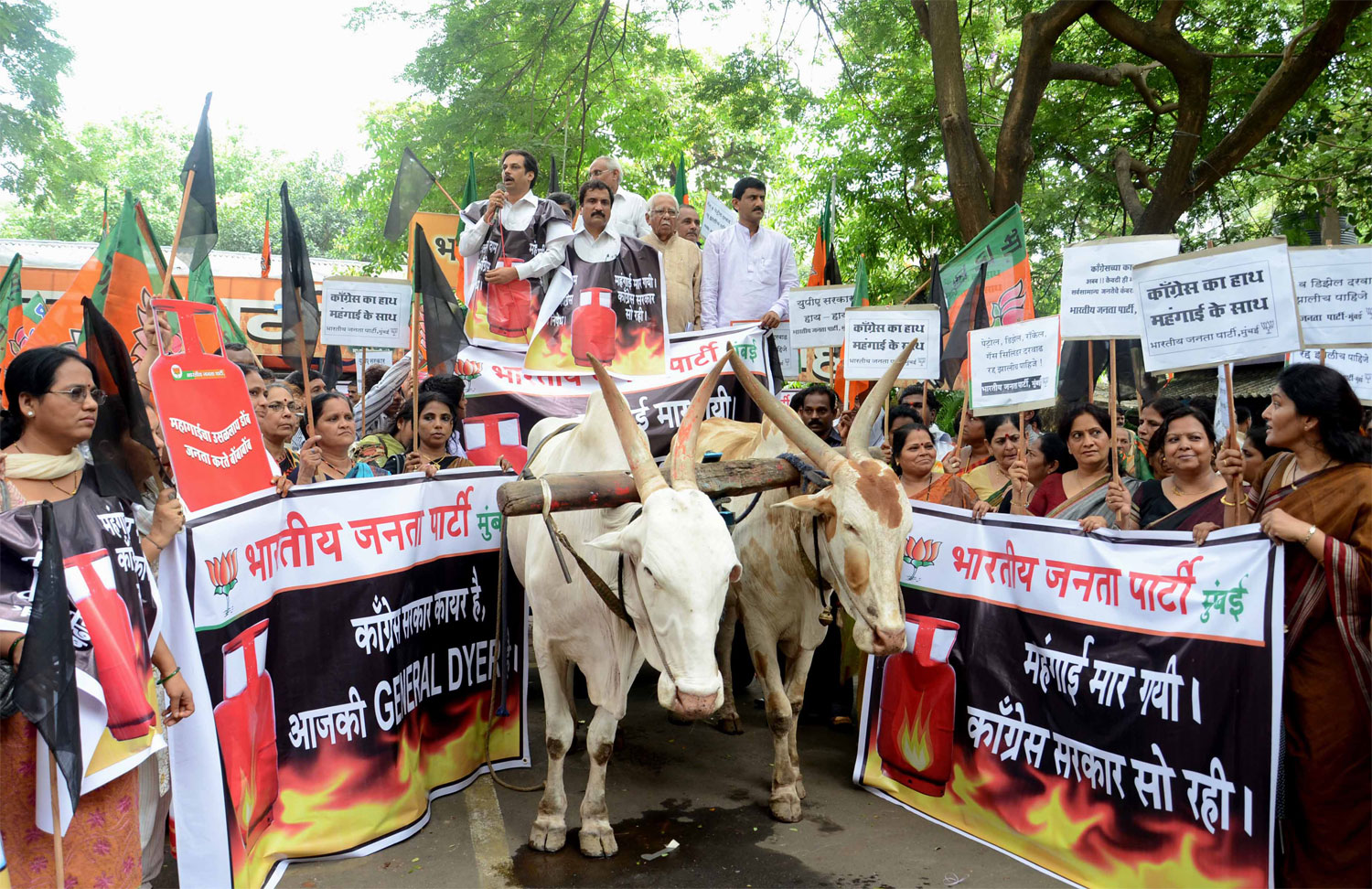 BJP PROTEST AGINST UPA & STATE GOVERNMENT AT BJP HEAD OFFICE NARIMAN POINT.