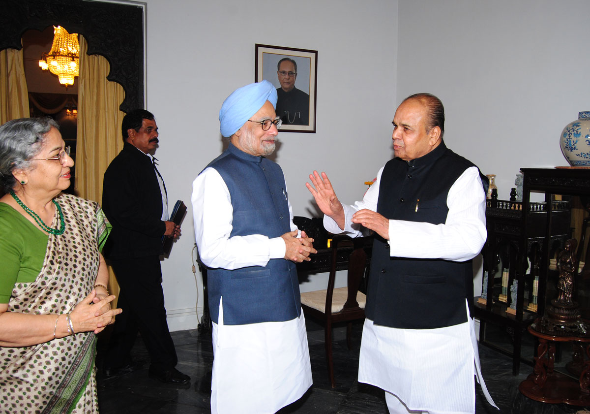 PRIME MINISTER MANMOHAN SINGH & GOVERNOR K.SANKARNARAYANAN AT RAJBHAVAN.