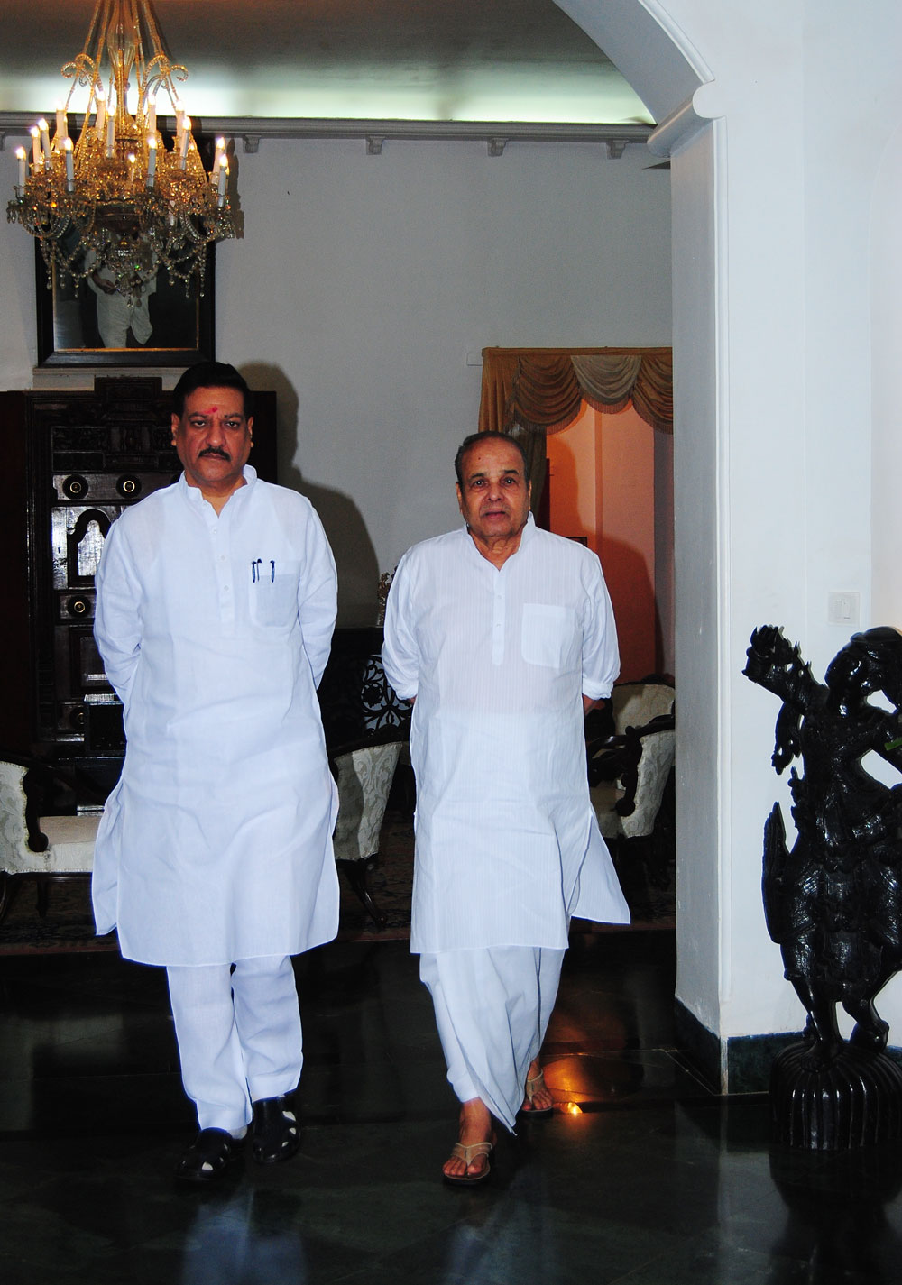 GOVERNOR K.SANKARNARAYANAN & CHIEF MINISTER PRITHVIRAJ CHAVAN MEETS AT RAJ BHAVAN.
