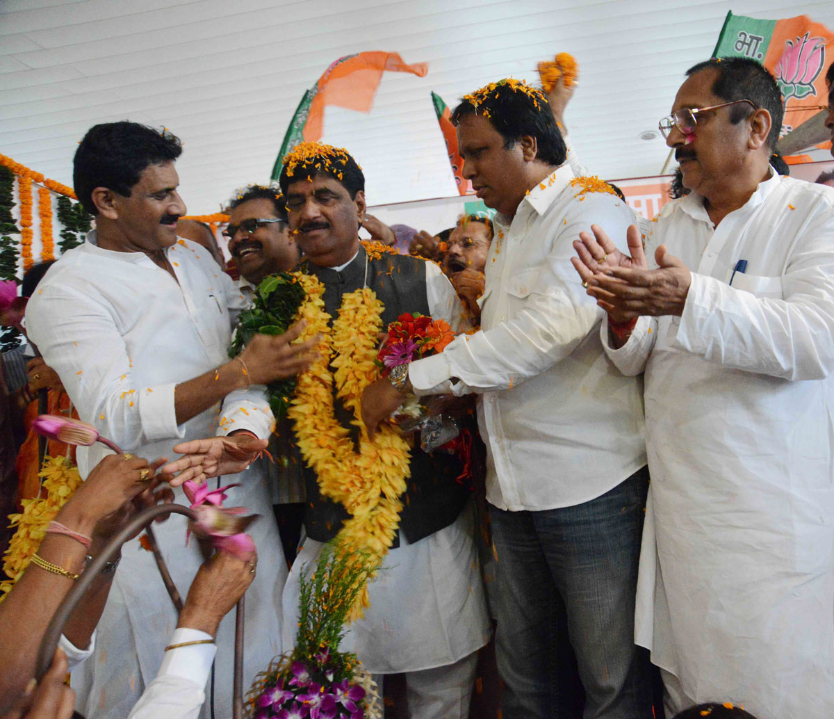 BJP Leader & Union Minister Gopinath Munde welcomed at Mumbai Airport.