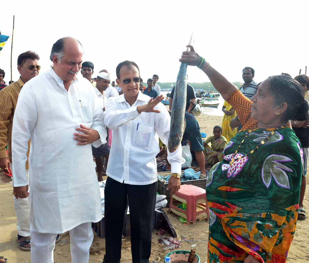 MP.& EX.UNION MINISTER GURUDAS KAMAT INAUGURATES NEW PLATFORM FOR FISHERMEN AT VERSOVA BAZAAR GALI.