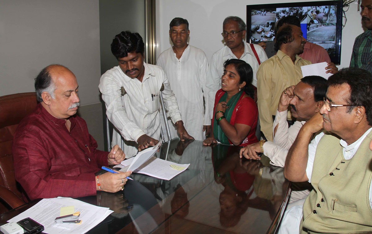 EX.UNION MINISTER & MP.GURUDAS KAMAT JANSAMPARK ABHIYAN AT ANDHERI D.N.NAGAR.