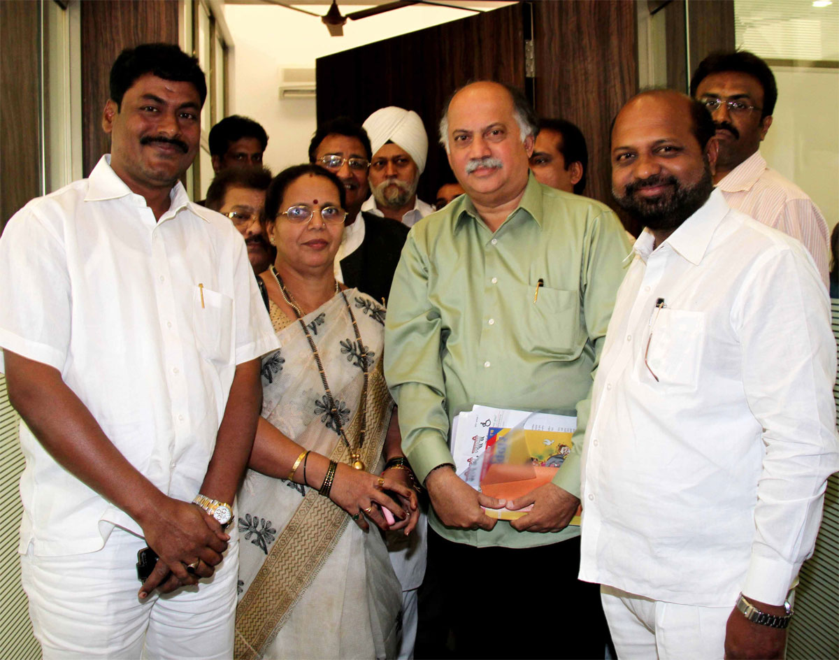 NEWLY ELECTED CONGRESS CORPORATER'S MEETS M.P.& EX.UNION MINISTER GURUDAS KAMAT AT D.N.NAGAR ANDHERI OFFICE.