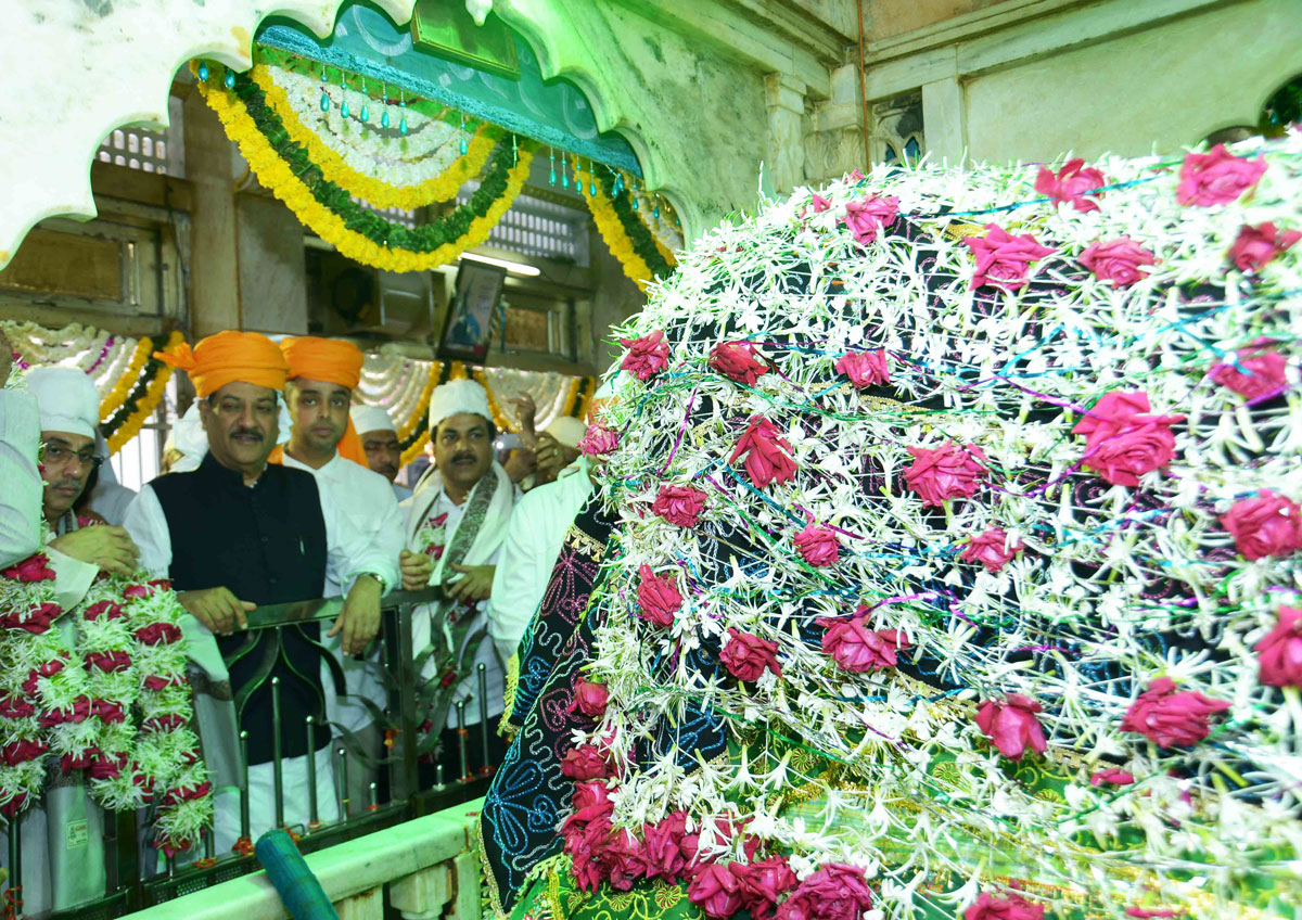 Chief Minister Prithviraj Chavan & Union Minister Of State Milind Deora to Seek Blessings from Hajrat Abdul Rehman Shah Baba (R.A.) Dargah at Dongri.