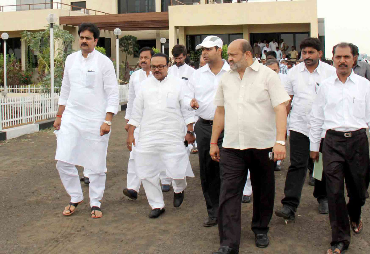 Paying Last Respect to BJP Leader Gopinath Munde at Parli in Beed.
