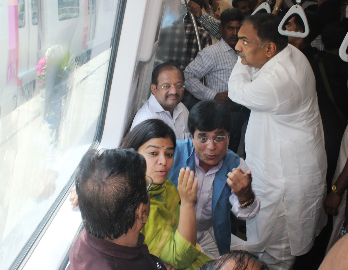 Mumbai Metro Rail from Ghatkopar to Versova Inaugurated by Chief Minister Prithviraj Chavan.