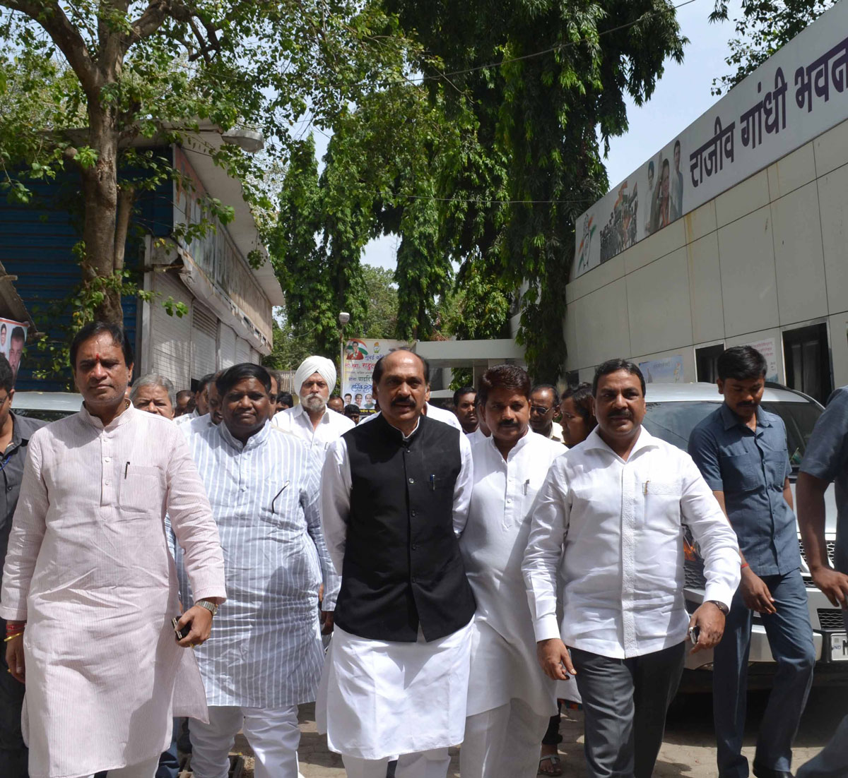 Congress Party MPCC & MRCC President's Manikrao Thakare & Prof. Janardan Chandurkar Travelled by Local Train Without Ticket from CST Mumbai to Thane with thousands of party workers to Protest Against Railway Fare Hike.