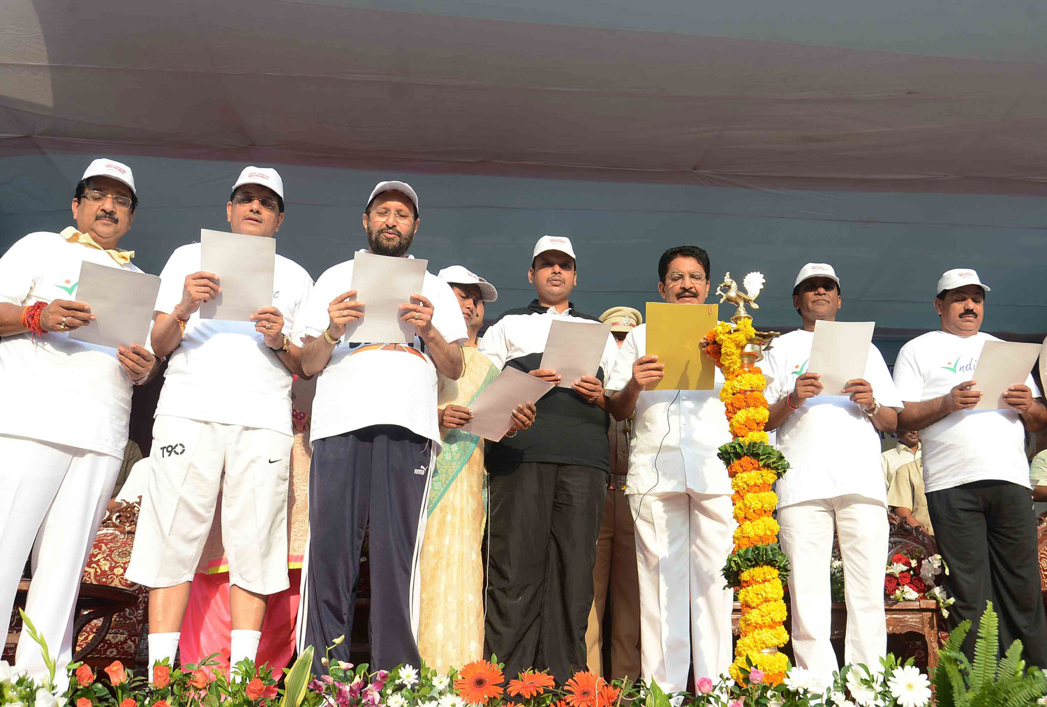Rashtriya Ekta Diwas: Maha Governor flags off 'Run for Unity' in Mumbai.