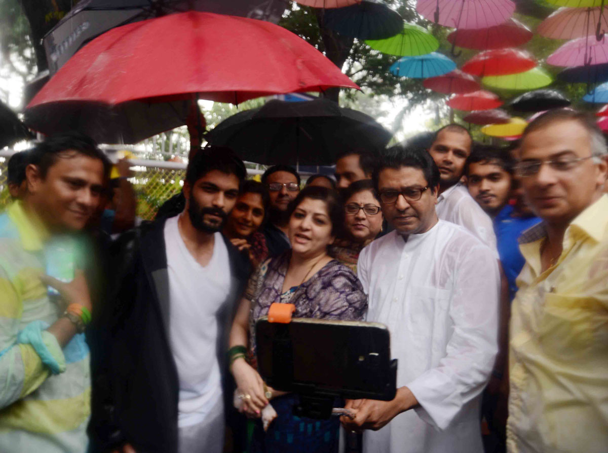MNS Chief Raj Thackarey with Family at Selfi Point  Shivaji Park Dadar.