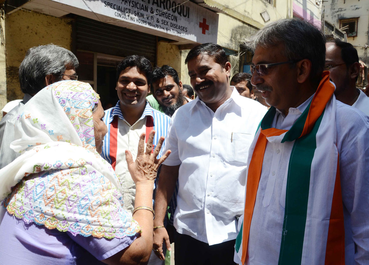MLA AMIN PATEL & MUNICIPAL CORPORATER MANOJ JAMSUTKAR ON ROUND AT NAGPADA.