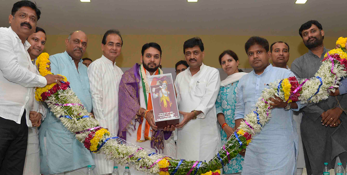Maharashtra Pradesh Youth Congress Membership Program, the function was inaugurated by the State President Ashokrao Chavan & the newly elected Legislative Council Member Dr. Vishwajit Patangrao Kadam was Felicitated at Tilak Bhavan.