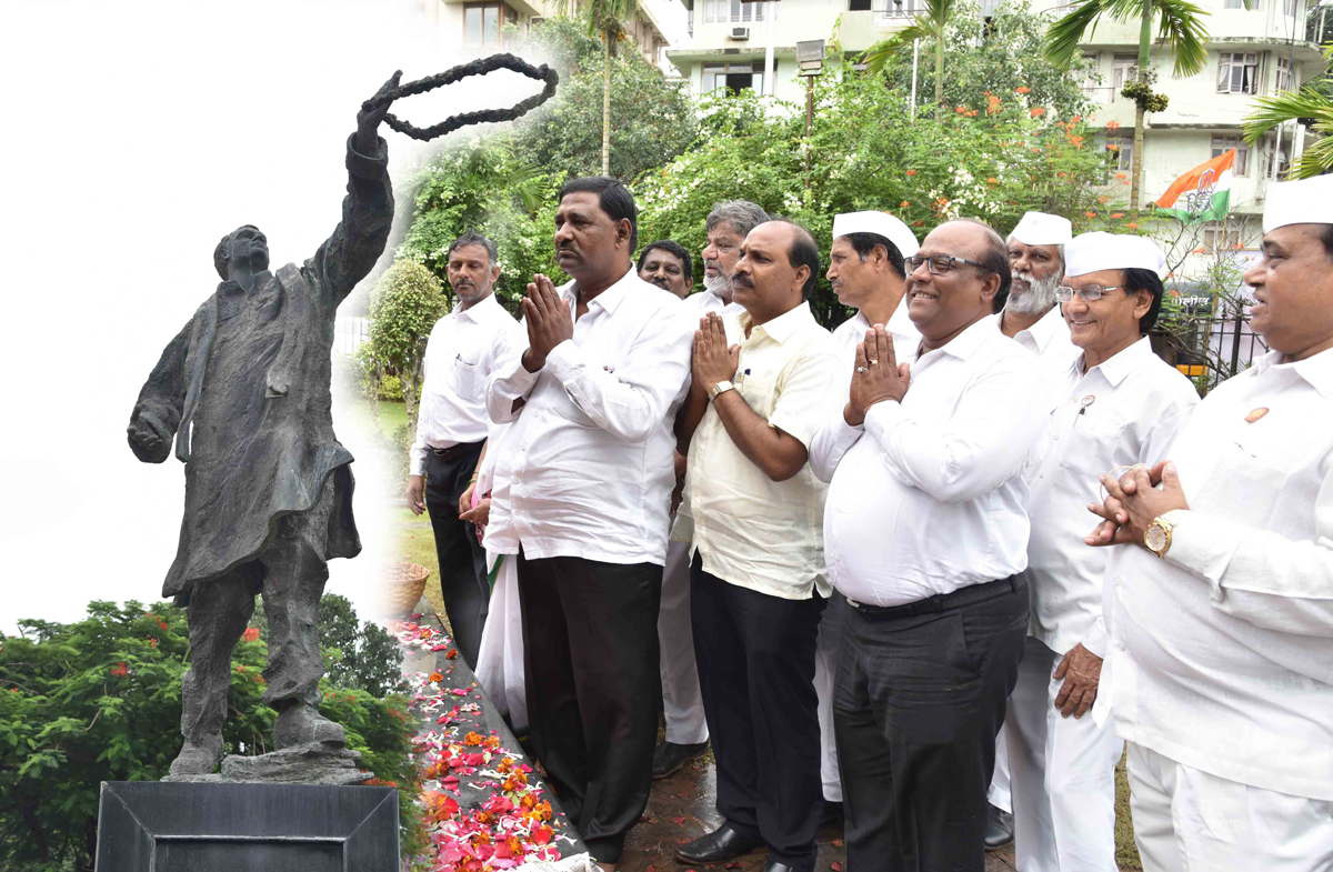 Mumbai Congress Party Leaders Paying Tribute to Bharat Ratna Former.Prime Minister Rajiv Gandhi on Birth Anniversary at Cooperage Ground.