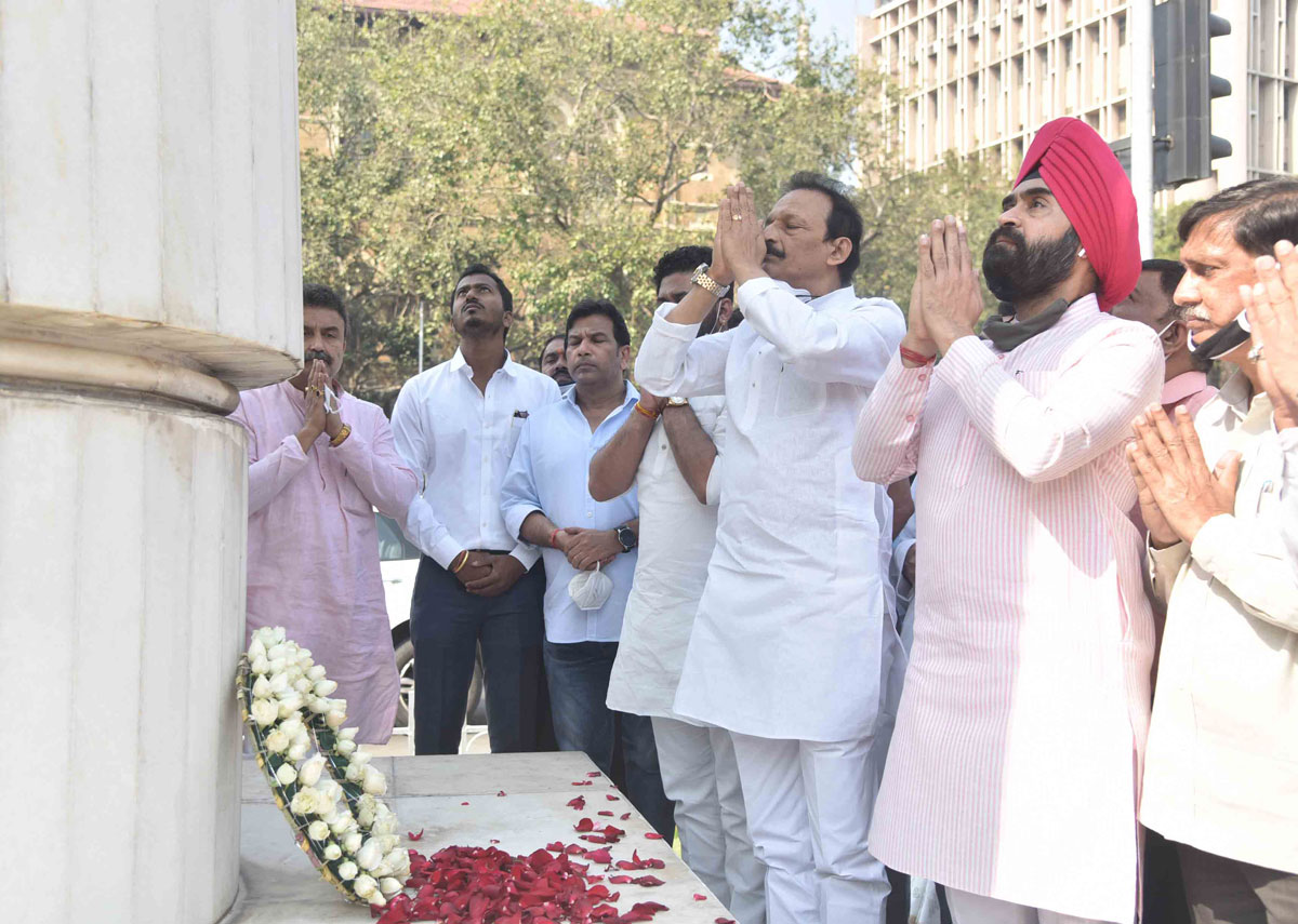Newly Appointed Mumbai Congress President Bhai Jagtap & Working  President Charansingh Sapra offers Floral Tribute to Statues in Mumbai of Great Personalities & aslo Visited Temples,Mosque & Chruch in Mumbai for Blessing.