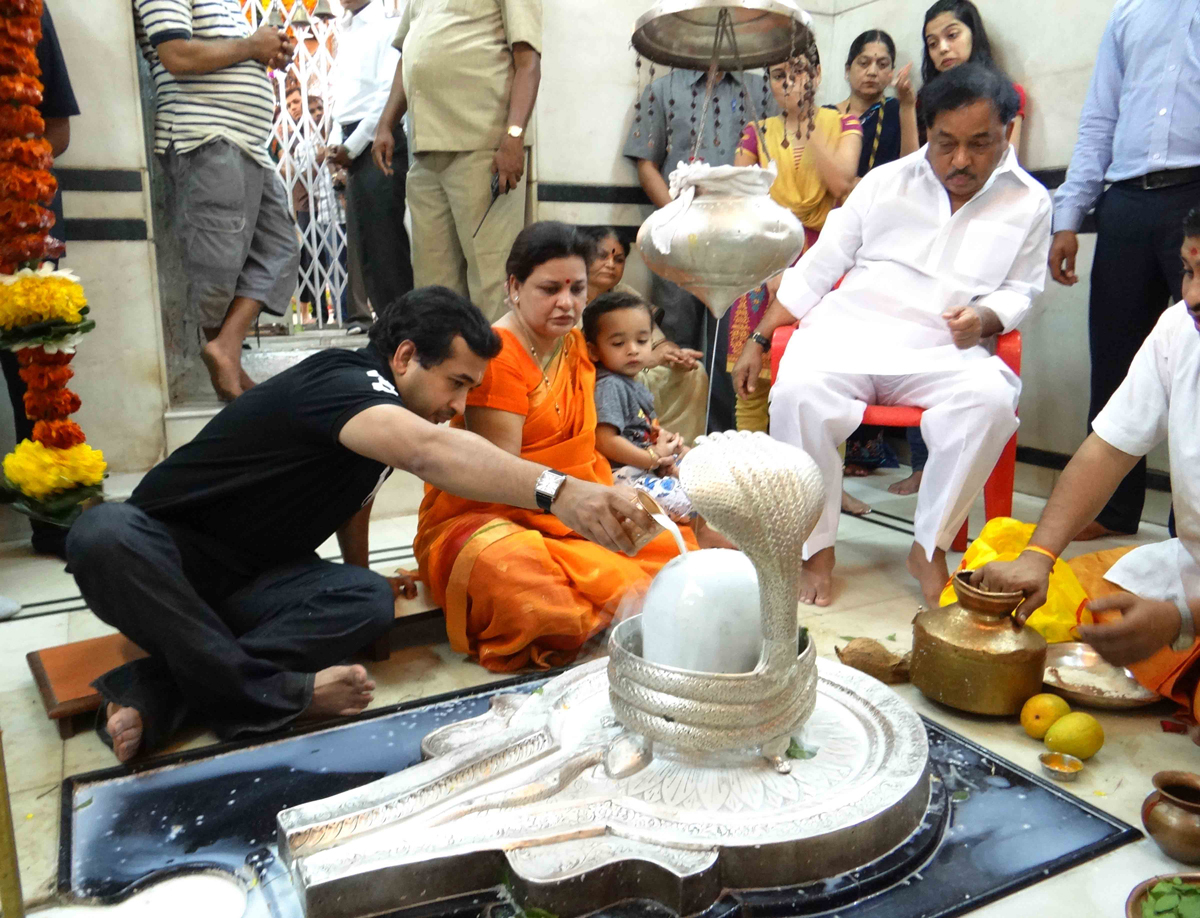 MINISTER NARAYANRAO RANE & SWABHIMAAN SANGHATNA PRESIDENT NITESH NARAYANRAO RANE AT DANDESHWAR SHANKAR MANDIR KHAR DANDA.ON OCCASION OF "MAHASHIVRATRI".