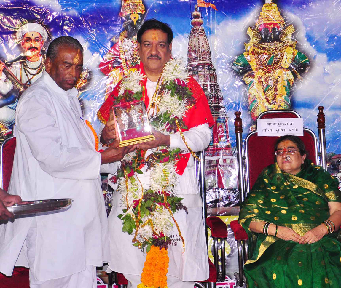 CHIEF MINISTER PRITHIRAJ CHAVAN WITH WIFE SMT.SATVSHILA CHAVAN  FOR VITHOO MAVALI DARSHAN AT PANDHARPUR.