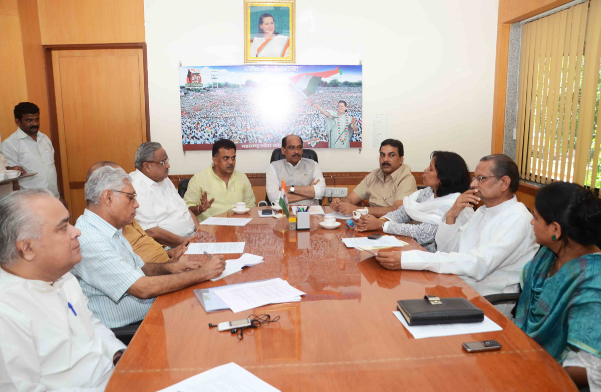 MPCC PRESIDENT MANIKRAO THAKRE IN EXECUTIVE MEETING WITH MP & MINISTERS IN MUMBAI AT DADAR TILAK BHAVAN.