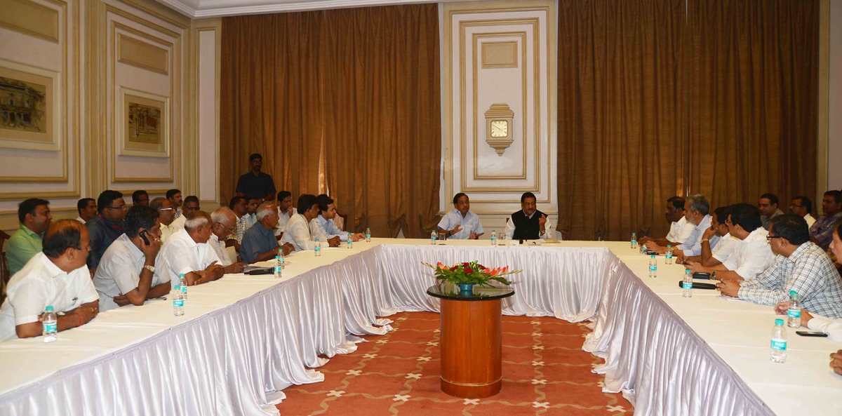 CHIEF MINISTER PRITHVIRAJ CHAVAN, MINISTER NARAYANRAO RANE & YUVA LEADER NITESH RANE AT SAHYADRI GUEST HOUSE.