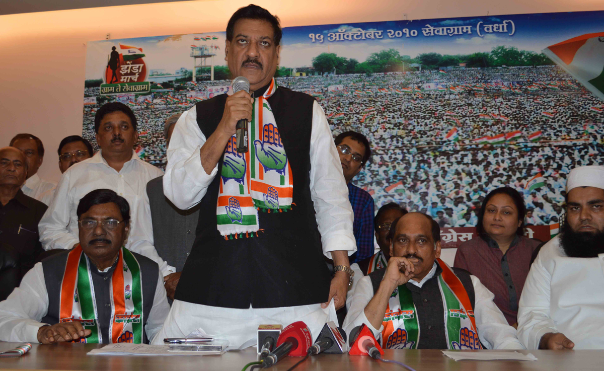 CHIEF MINISTER PRITHVIRAJ CHAVAN & MPCC PRESIDENT MANIKRAO THAKRE AT GANDHI BHAVAN.
