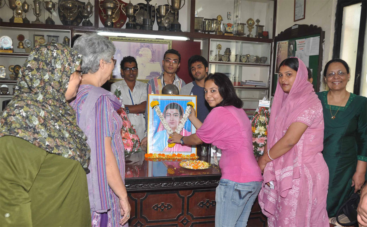 I NSUI MUMBAI CITY PRESIDENT HEENA VIJAY KANOJIA ON OCCASION OF LATE. SMT. SAVITRI BAI PHULE JAYANTI AT BURHANI COLLEGE.