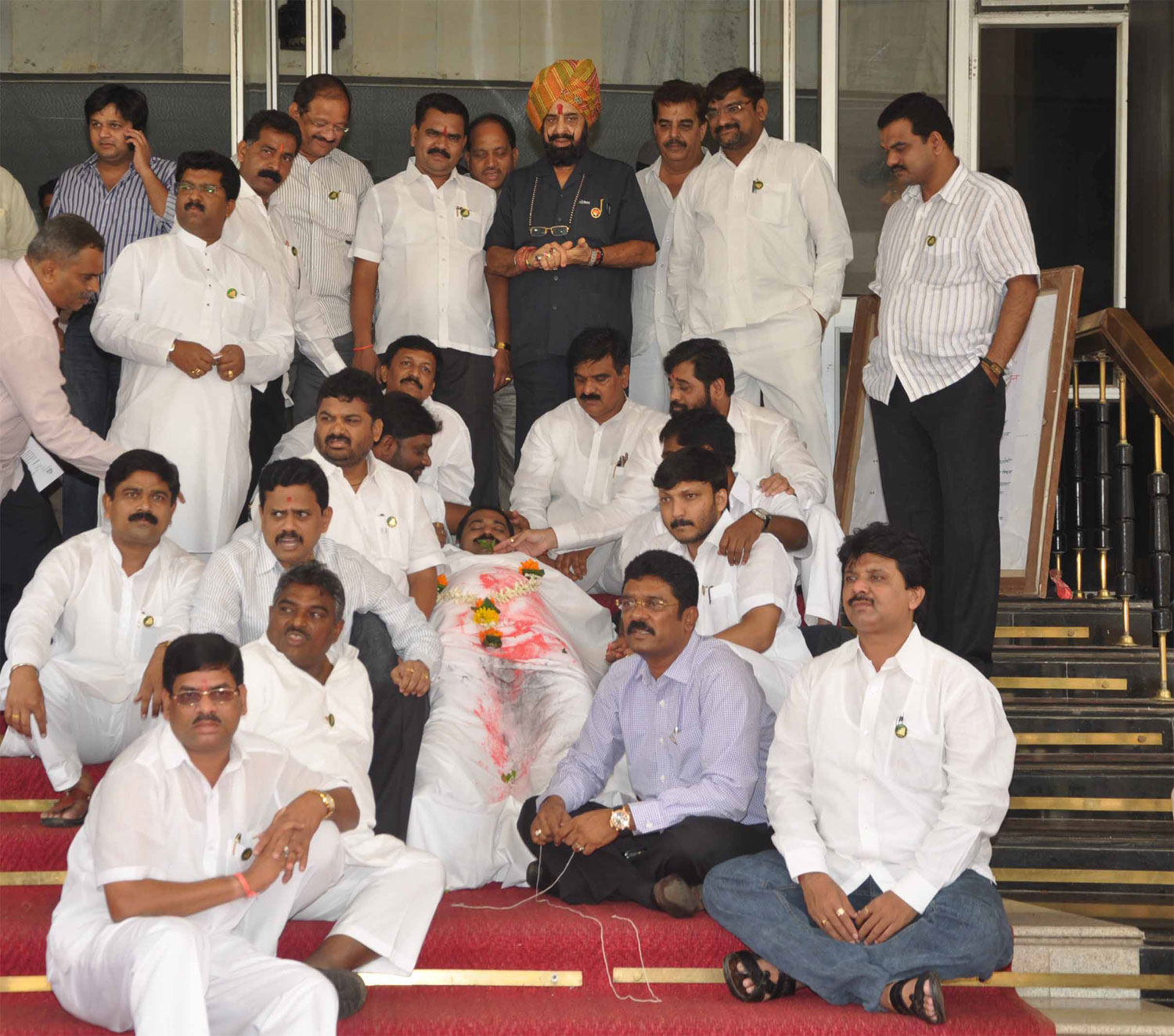 SENA-BJP-MNS PROTEST ON FARMER FIRING ISSUE AGAINST CONGRESS NCP GOVT AT VIDHAN BHAVAN.