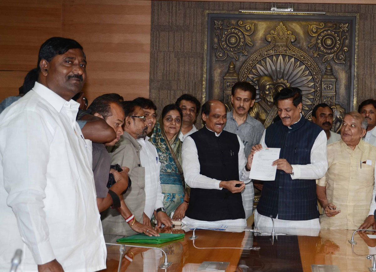 CONGRESS LEADER'S & STATE PRESIDENT MANIKRAO THAKRE MEETS CHIEF MINISTER PRITHVIRAJ CHAVAN AT VIDHAN BHAVAN MUMBAI.