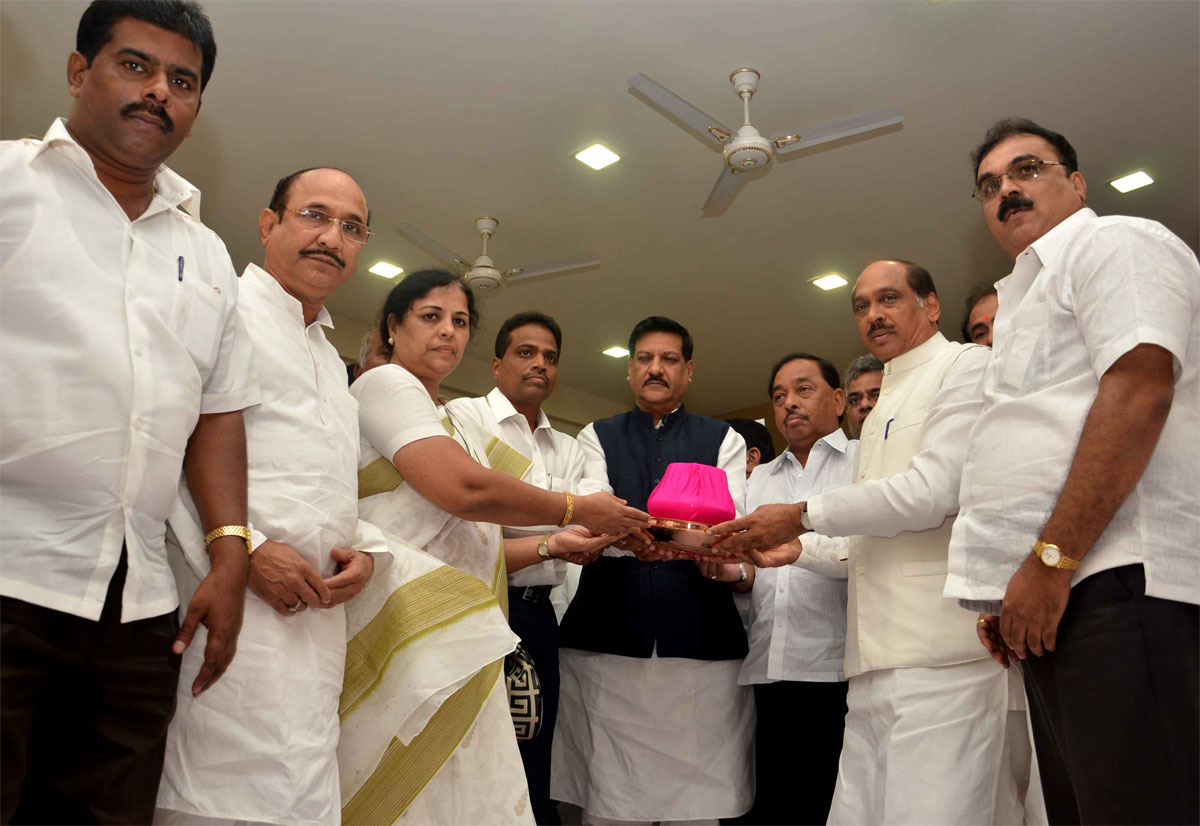 EX CHIEF MINISTER LATE.VILASRAO DESHMUKH "ASTHI KALASH" IN MUMBAI TILAK BHAVAN DADAR.