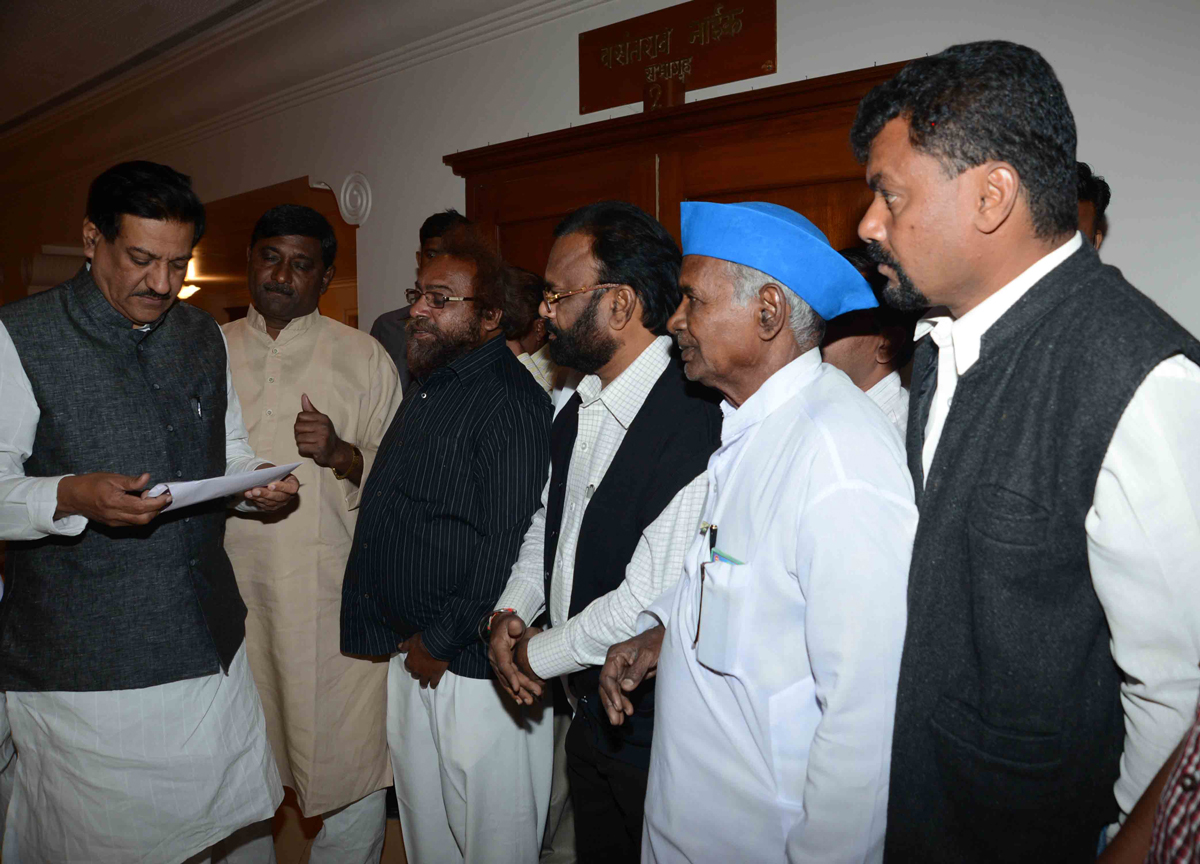 EX.MINISTER & MLA CHANDRKANT HANDORE DELEGATION MEETS CHIEF MINISTER PRITHVIRAJ CHAVAN AT SAHYADRI GUEST HOUSE.