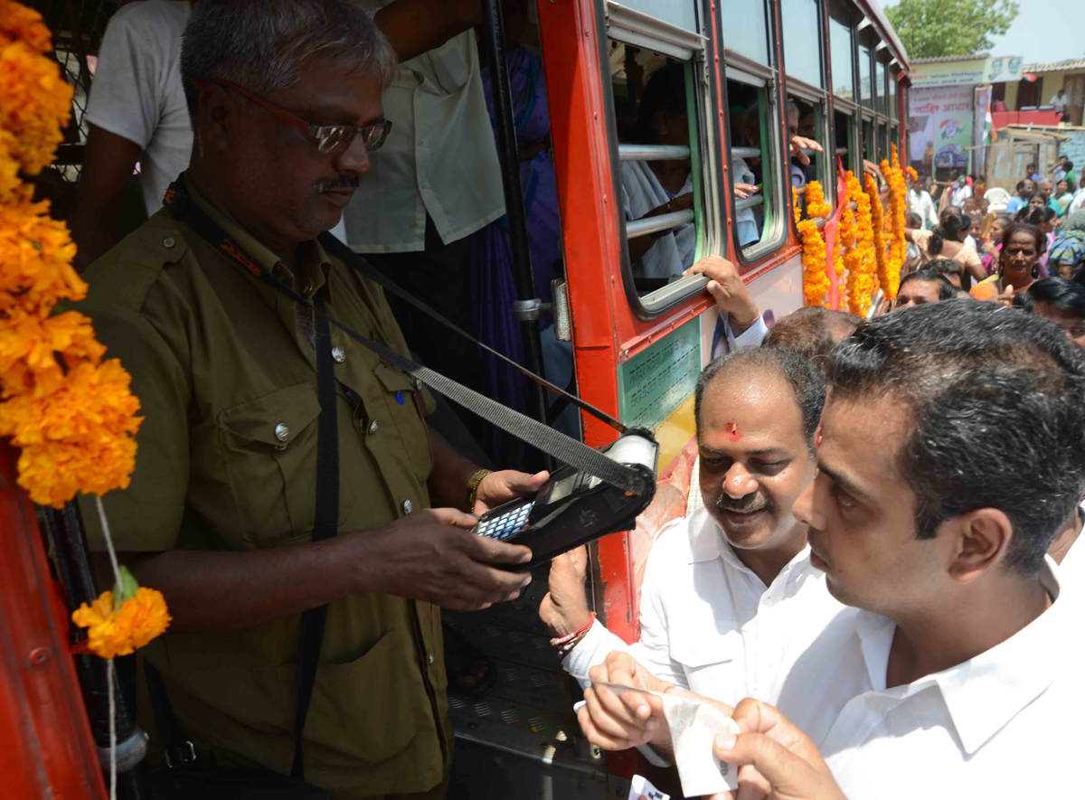 UNION MINISTER OF STATE MILIND DEORA FLAG OFF BEST BUS & INAUGURATE'S WATER CONNECTION AT GEETA NAGAR NR NAVY NAGAR COLABA.