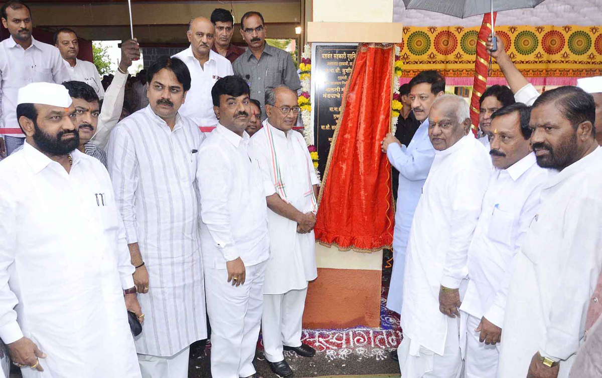 CHIEF MINISTER PRITHIRAJ CHAVAN WITH WIFE SMT.SATVSHILA CHAVAN FOR VITHOO MAVALI DARSHAN AT PANDHARPUR.