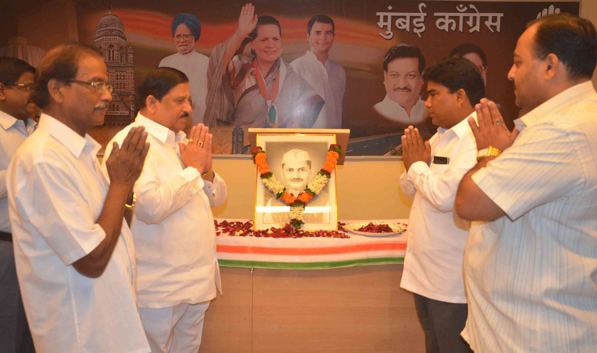 Mumbai Congress Paying Tribute To Former Prime Minister Lal Bahadur Shastri On his Death Anniversary At Rajiv Gandhi Bhavan.