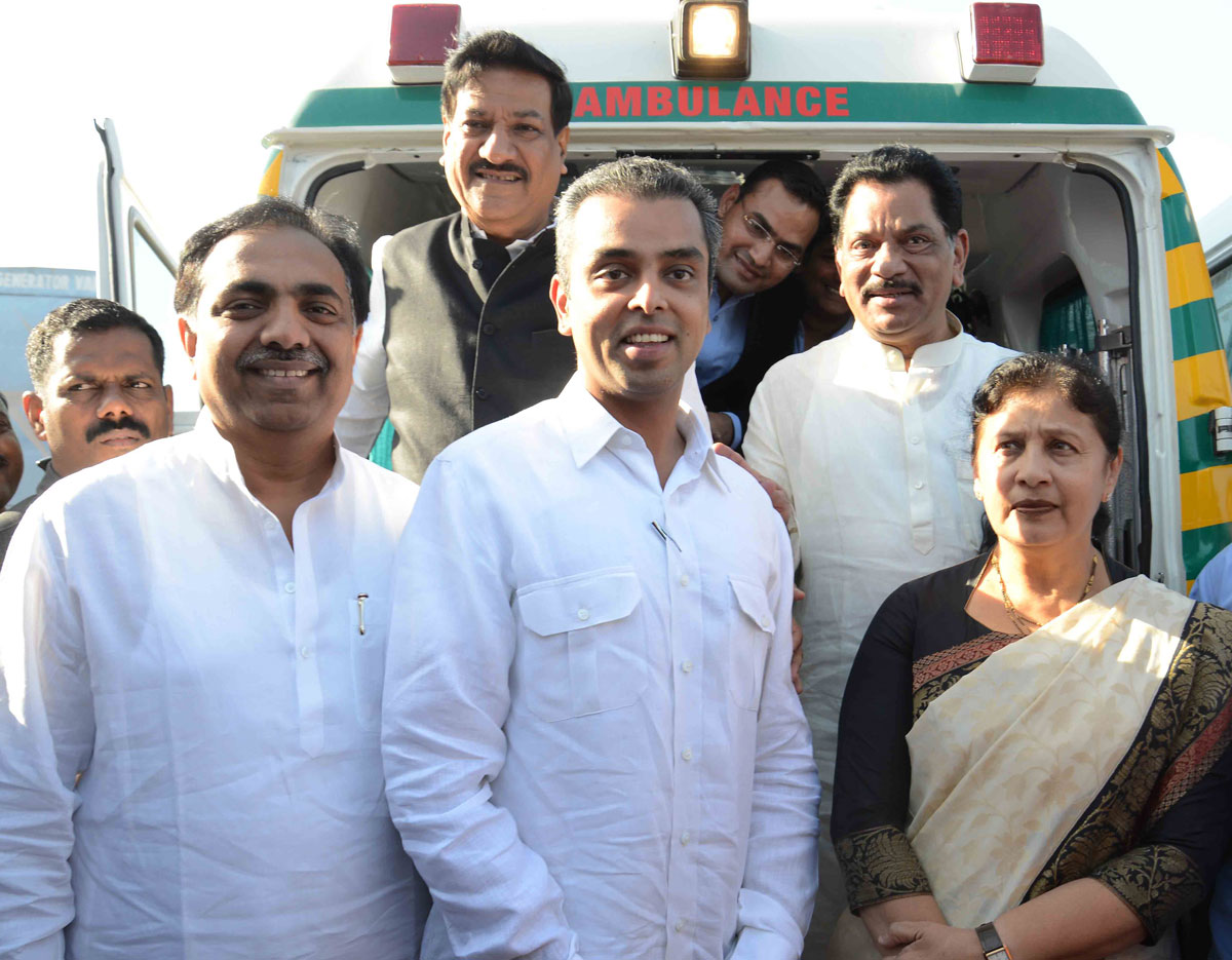Maharashtra Govt. Emergency Ambulance Service for Instant Help Inauguration of Ambulance's by Chief Minister Prithviraj Chavan at Marine Drive.