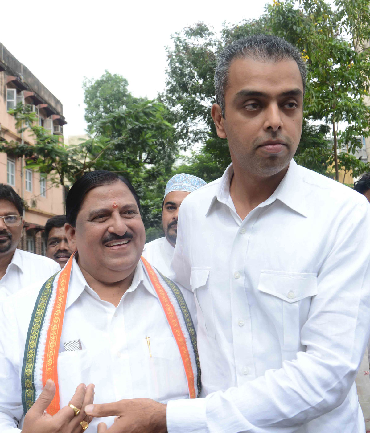 184-Byculla Assembly Congress Candidate Madhu Chavan Filed Nomination Form.
