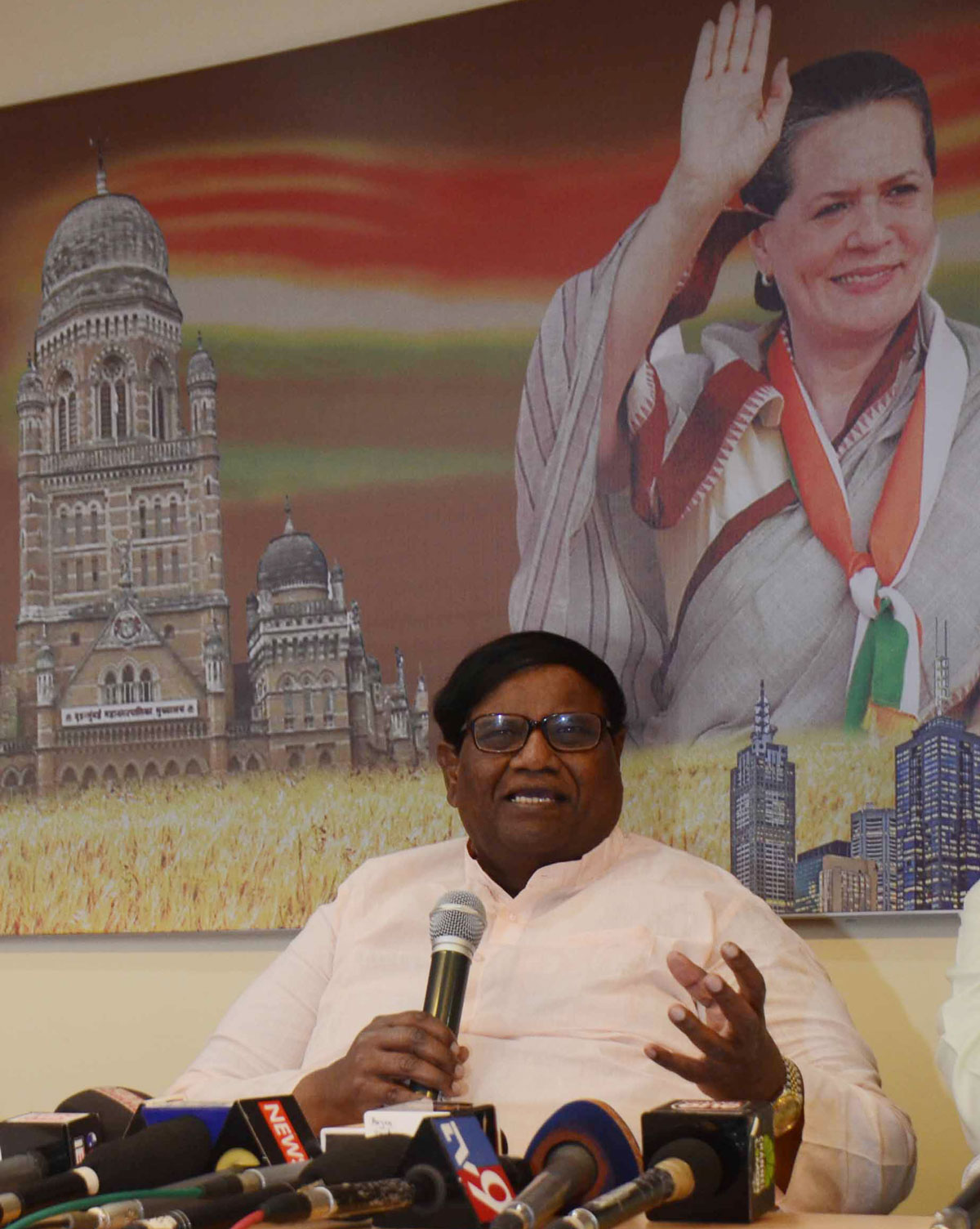 MRCC President Janardan Chandurkar Press Conference at Mumbai Congress Rajiv Gandhi Bhavan at Azad Maidan.