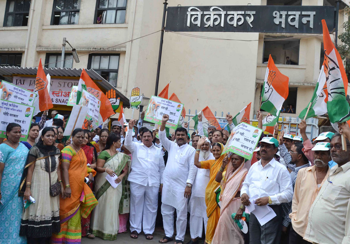 Ex.MLA Madhu Chavan during Mumbai Regional Congress Protest Against Rationing Office at Mazagaon Sales Tax.