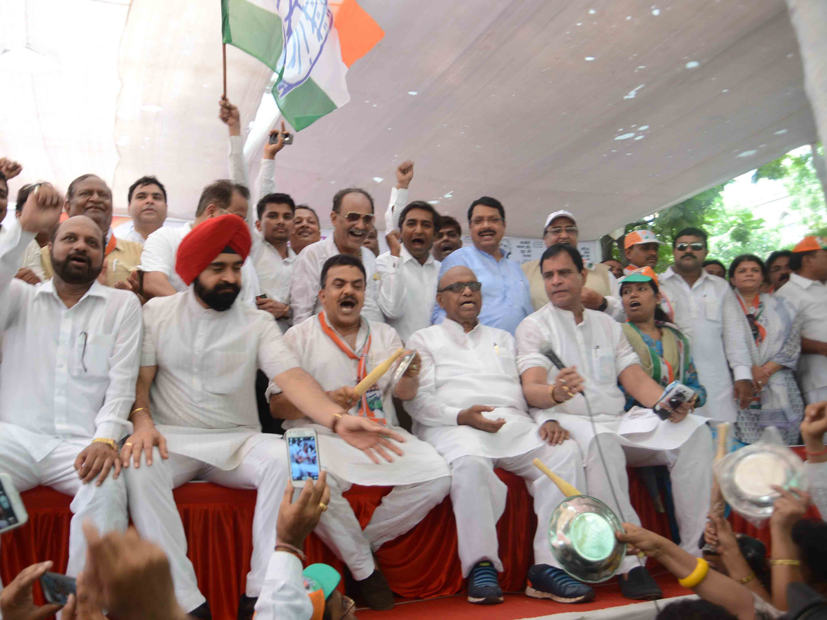 Mumbai Congress Protest Against "Suit Boot Ki Sarkar".