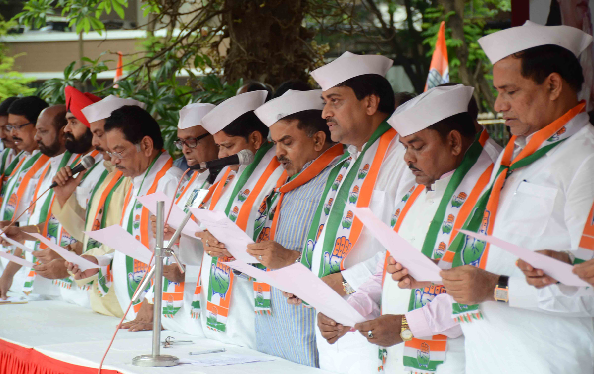 Congress Leader's Homage to Krantiveer's on Occasion of Kranti Din at August Kranti Maidan Gawalia Tank.
