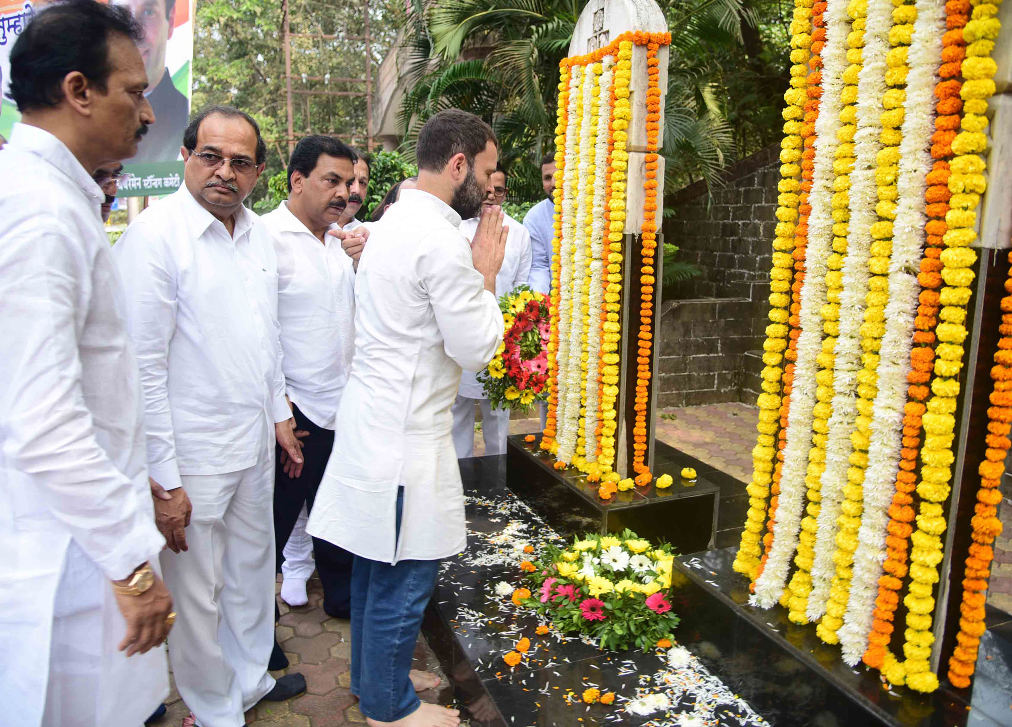 All India Congress Vice President Rahul Gandhi at Bhiwandi Court on his way to airport he met People in Queue outside Banks & ATM at Vakola SBI & Canara Bank.