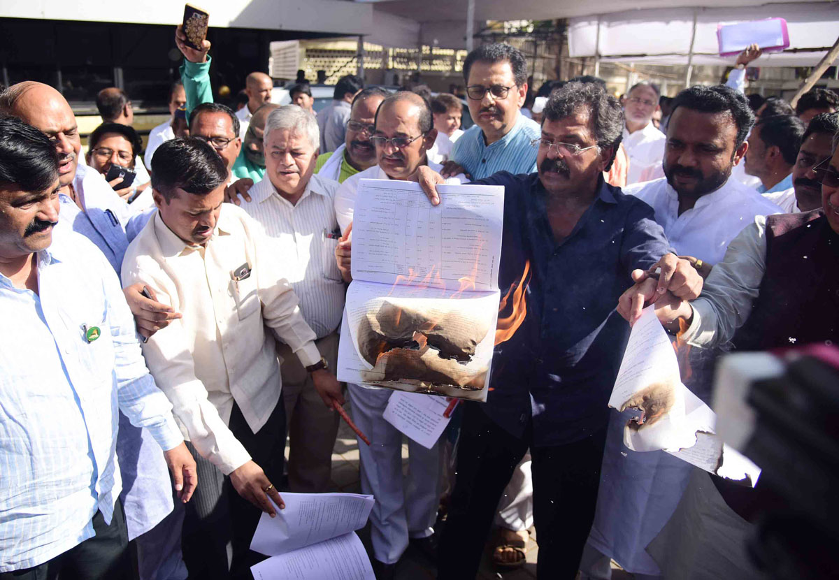 #Budget Session: Ruling Party & Opposition Party Leaders on Budget Day at Vidhan Bhavan Mumbai.