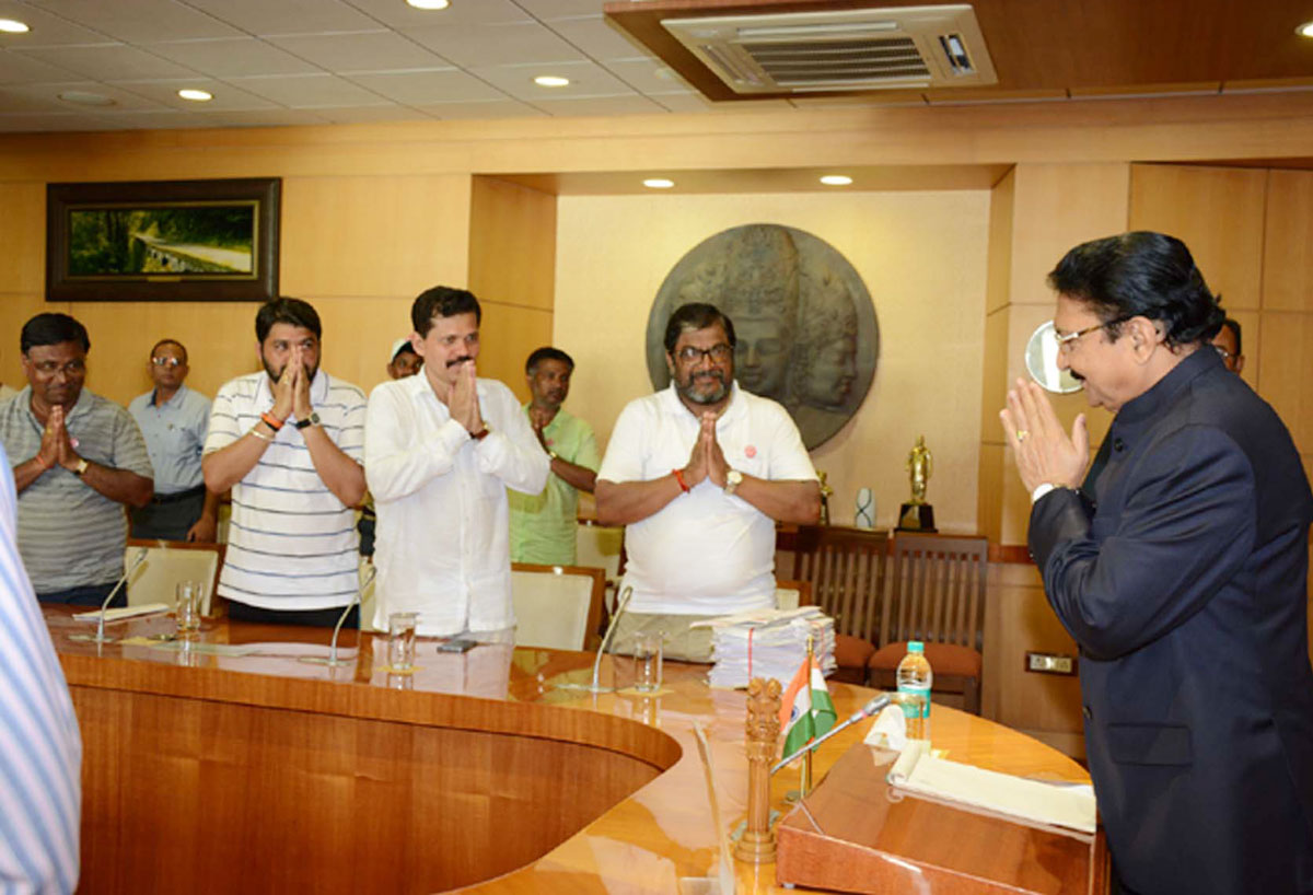 Delegation Led by Raju Shetty Meets Governor.