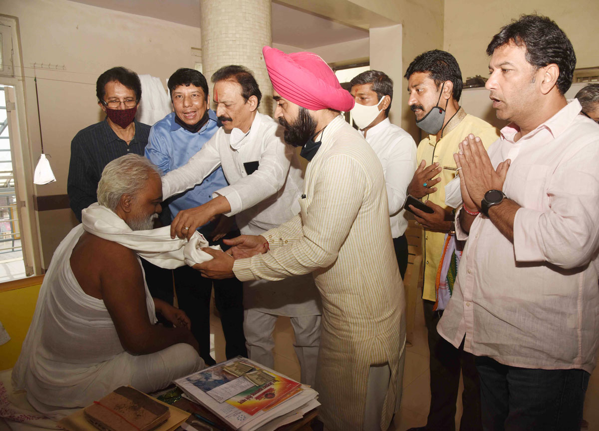 Newly Appointed Mumbai Congress President MLC Bhai Jagtap & Working President Charansingh Sapra offers Floral Tribute to Statues in Mumbai of Great Personalities & aslo Visited Gurudwara,Jain Temples  in Mumbai for Blessing.