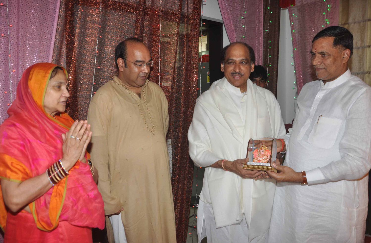 MPCC PRESIDENT MANIKRAO THAKARE VISITED MUMBAI CONGRESS PRESIDENT & MLA KRIPA SHANKAR SINGH RESIDENCE AT BANDRA OCCASION OF ON GOING GANAPATI FESTIVAL.