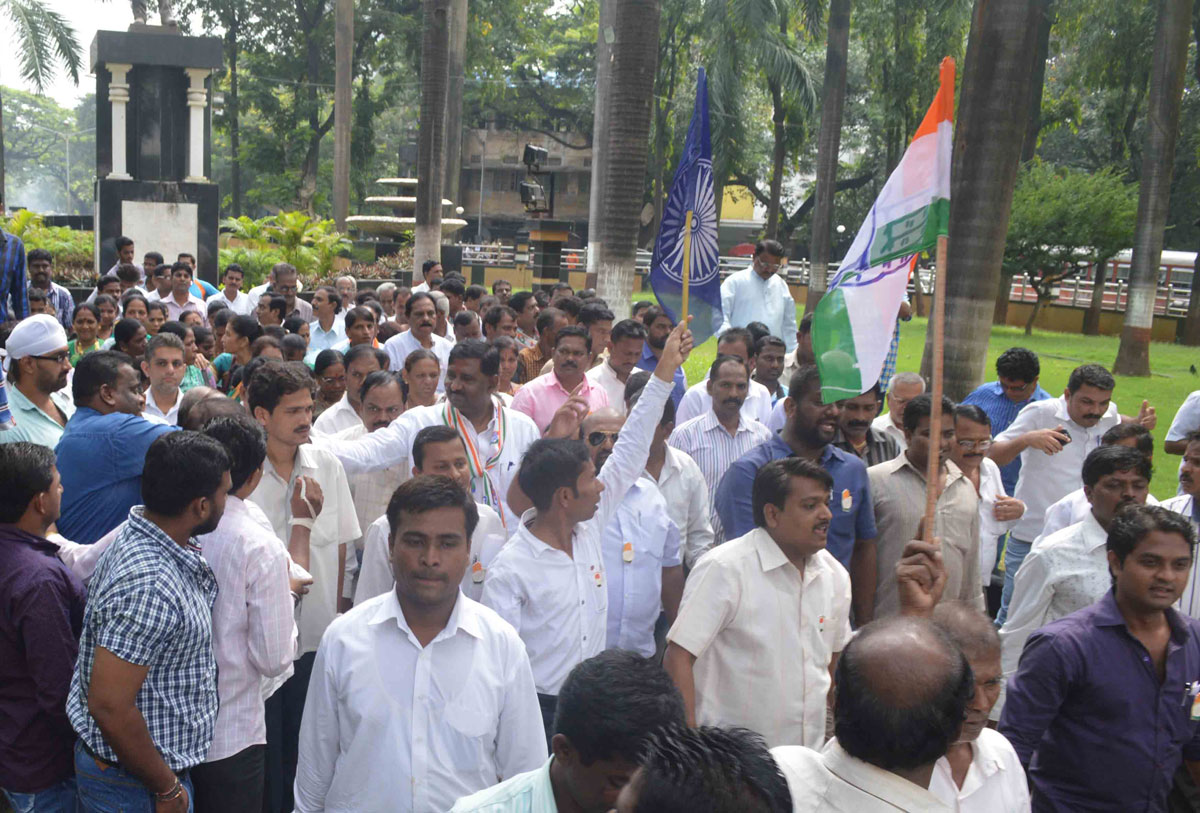 173-Chembur Assembly Congress Candidate Chandrakant Handore Filed Nomination Form.