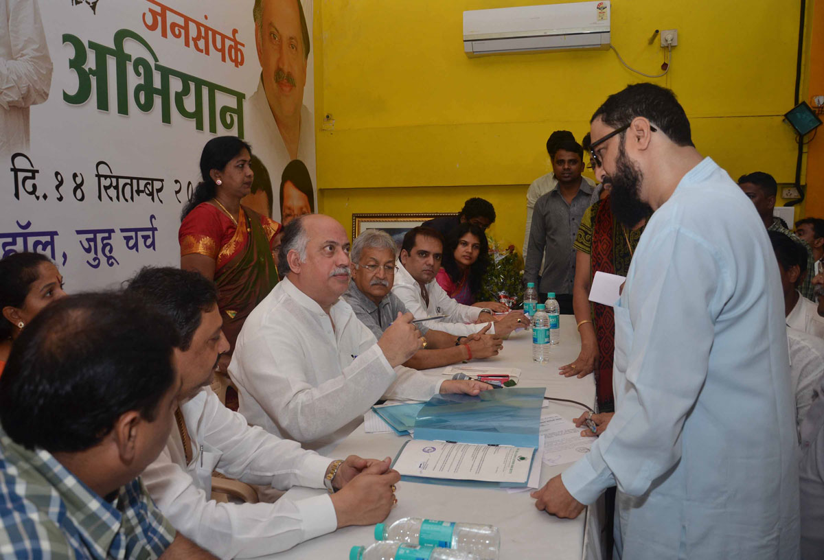 MP.& EX.UNION MINISTER GURUDAS KAMAT "JANSAMPARK ABHIYAN" AT JUHU.